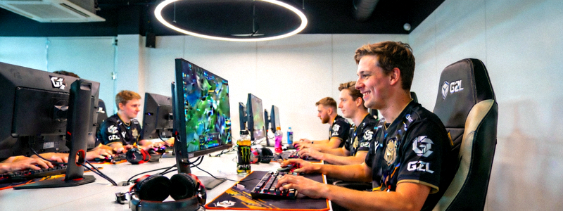G2 Esports战队训练场景 - 队员在明亮的训练室中专注比赛