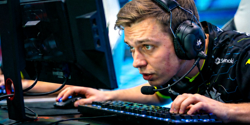 s1mple Oleksandr Kostyliev选手瞄准瞬间 - 戴着耳机表情专注